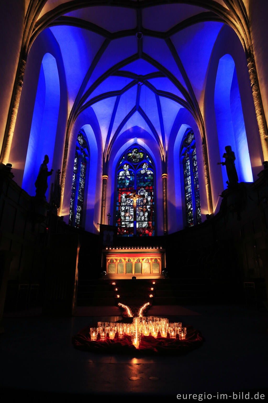 Detailansicht von Weihnachtliche Beleuchtung in der Pfarrkirche St. Matthias, Reifferscheid, Gemeinde Hellenthal