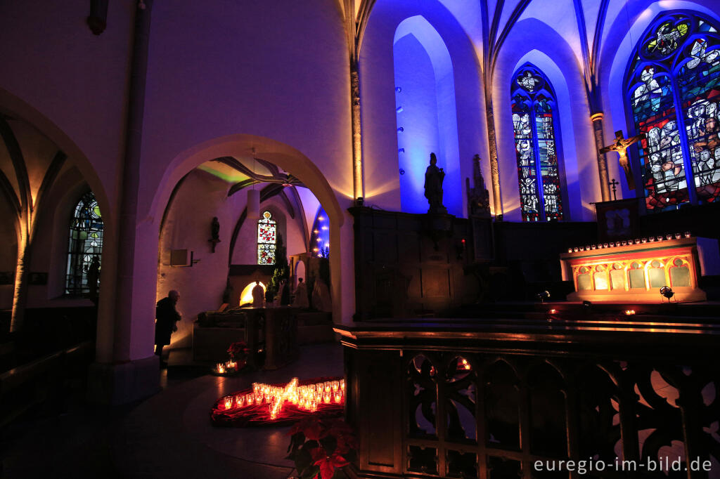 Detailansicht von Weihnachtliche Beleuchtung in der Pfarrkirche St. Matthias, Reifferscheid, Gemeinde Hellenthal