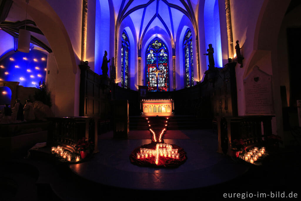 Detailansicht von Weihnachtliche Beleuchtung in der Pfarrkirche St. Matthias, Reifferscheid, Gemeinde Hellenthal