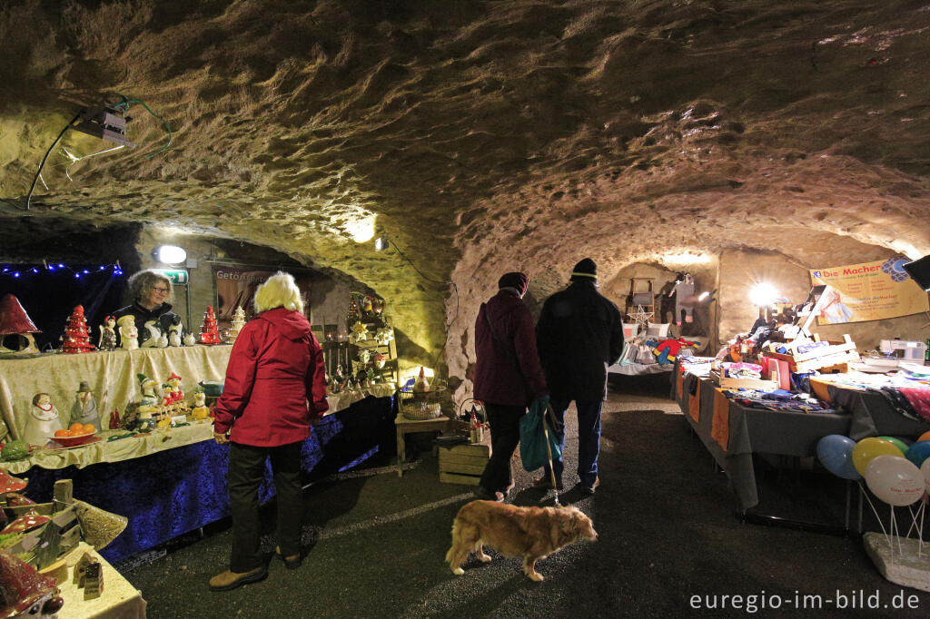 Detailansicht von Weihnachtsmarkt in den Gewölben der Burg von Reifferscheid, Gemeinde Hellenthal