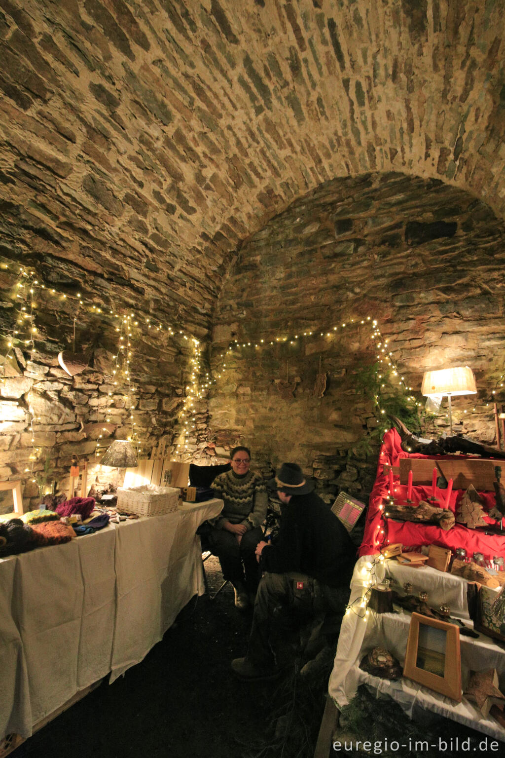 Detailansicht von Weihnachtsmarkt in den Gewölben der Burg von Reifferscheid, Gemeinde Hellenthal