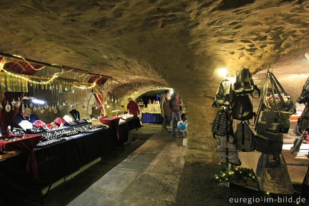 Detailansicht von Weihnachtsmarkt in den Gewölben der Burg von Reifferscheid, Gemeinde Hellenthal