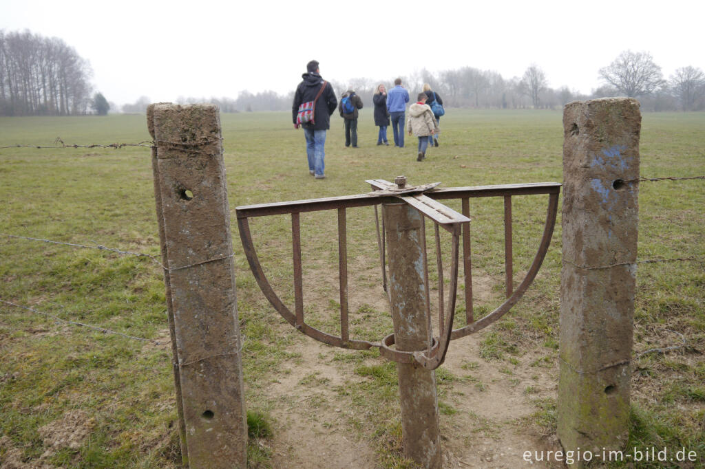 Detailansicht von Wiesenweg mit Drehkreuz in der Nähe von Lontzen-Busch, Belgien