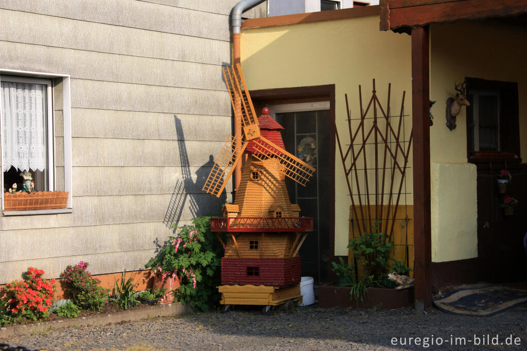 Detailansicht von Windmühle als Dekoration an einem Haus