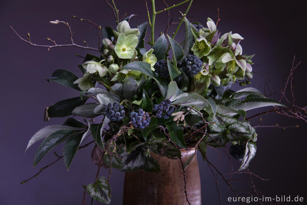 Detailansicht von Winterlicher Blumenstrauß für Januar