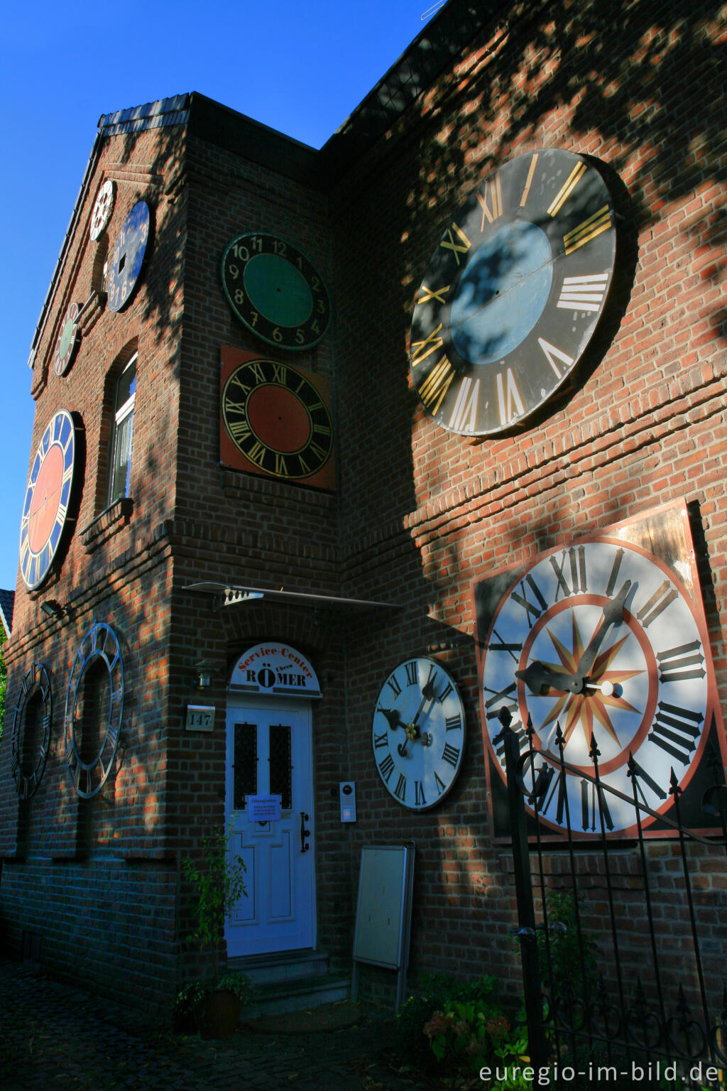 Detailansicht von Ziffernblätter an einem Haus, Herzogenrath, Weststraße