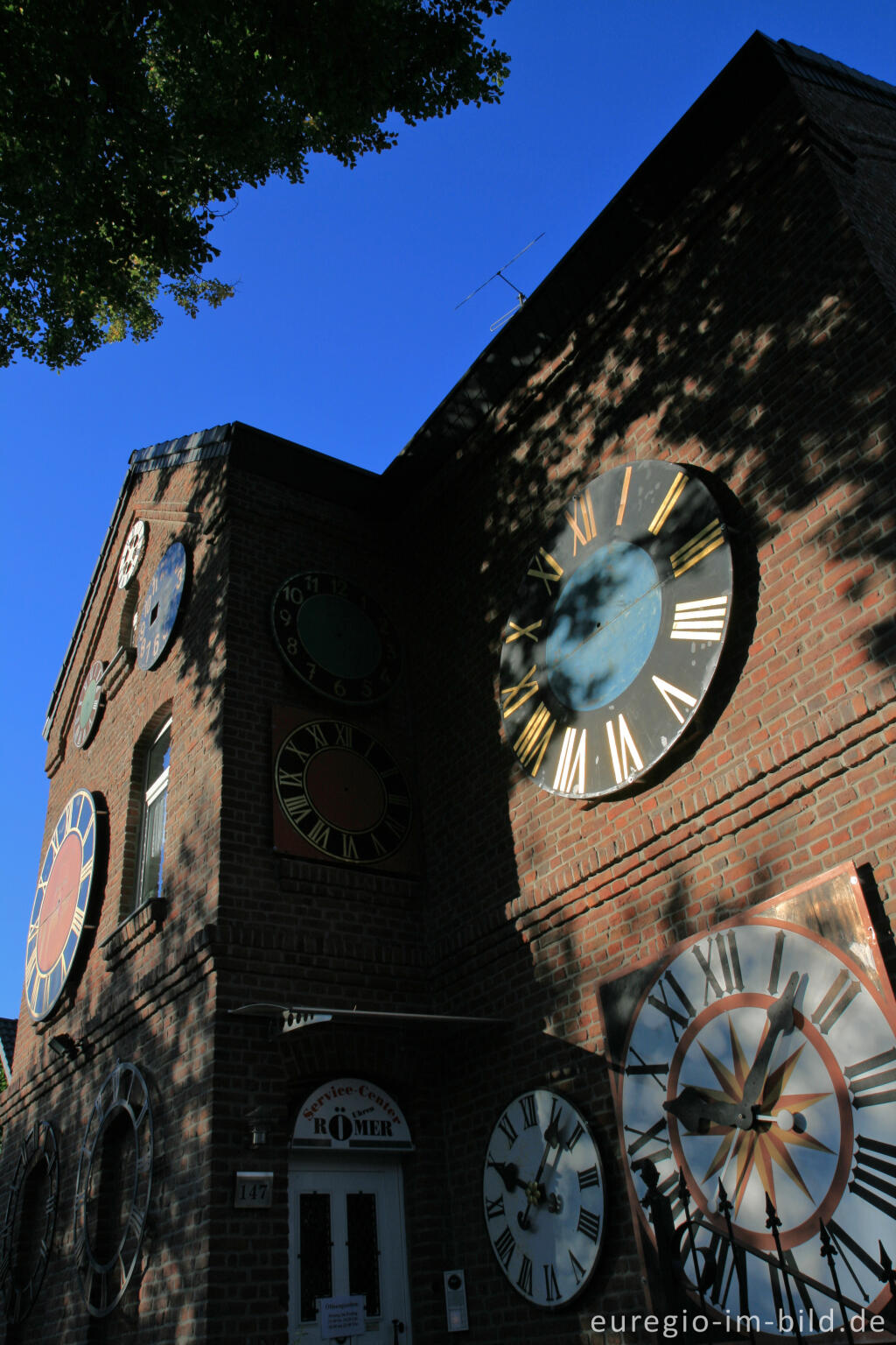 Detailansicht von Ziffernblätter an einem Haus, Herzogenrath, Weststraße