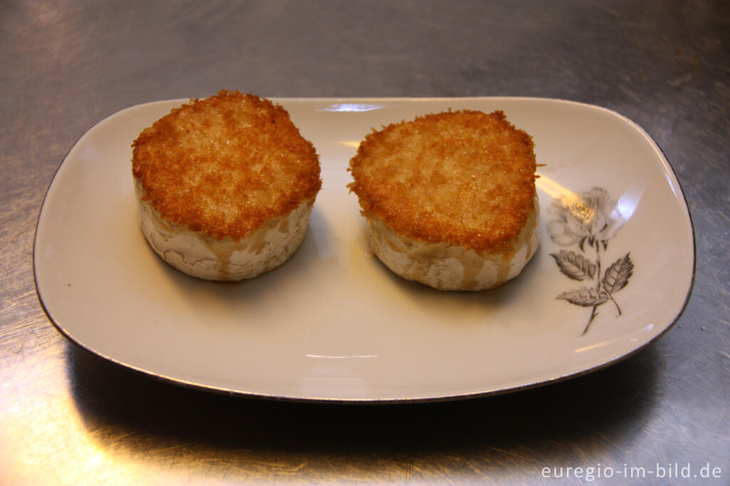 Detailansicht von Zubereitung Ziegenkäse mit Zwiebelmus