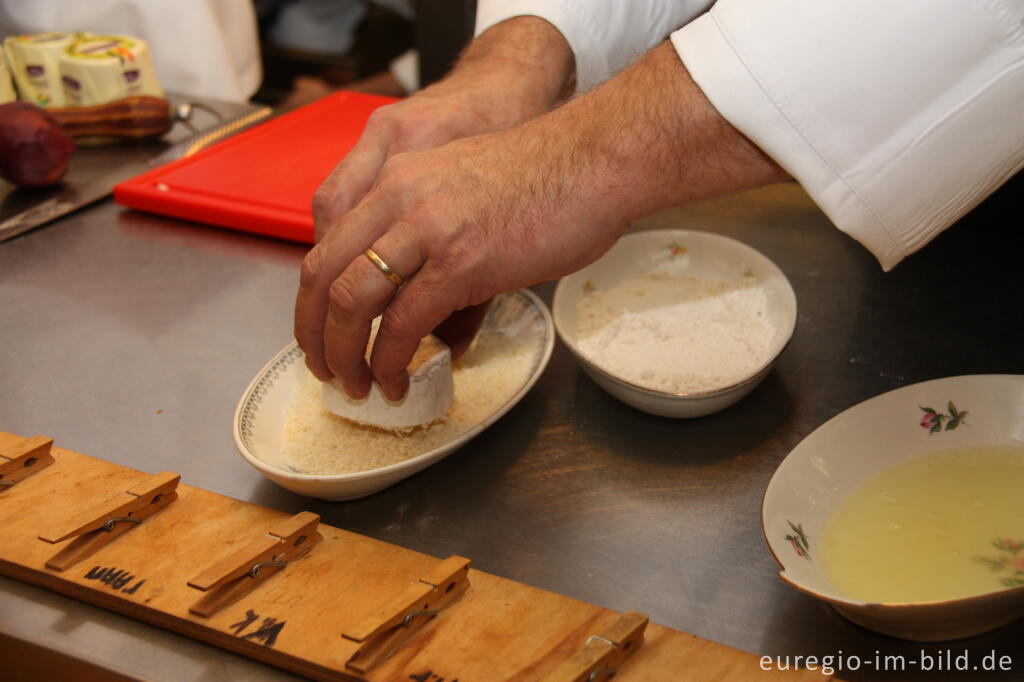 Detailansicht von Zubereitung Ziegenkäse mit Zwiebelmus