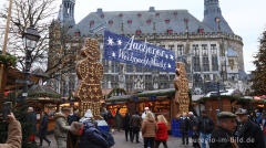 Aachener Weihnachtsmarkt mit Rathaus im Hintergrund