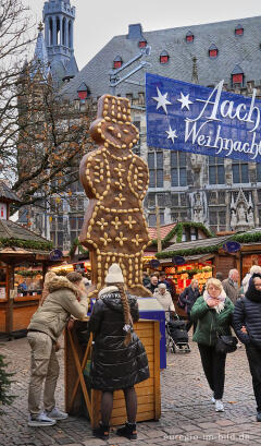 Aachener Weihnachtsmarkt mit Rathaus