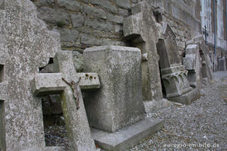 Alte Grabsteine bei der Kirche Saint-Jacques le Majeur, Clermont-sur Berwinne imHerver Land