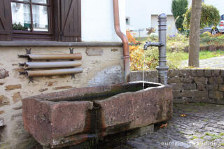 Alter Wassertrog mit historischen Wasserleitungen in Schalkenmehren