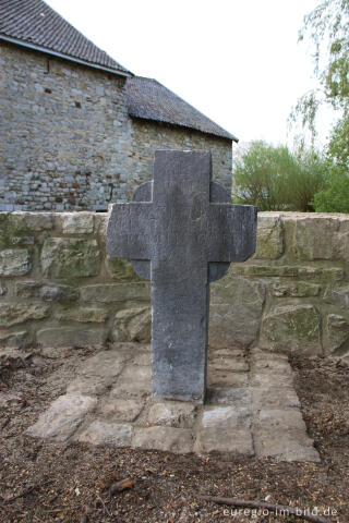 Altes Grabkreuz von 1587 an der Burgstraße in Raeren