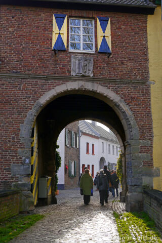 Auf dem Nikolausmarkt in Alt-Kaster bei Bedburg