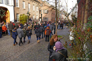 Auf dem Nikolausmarkt in Alt-Kaster bei Bedburg