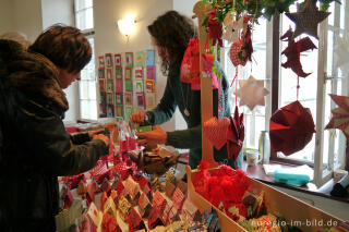 Auf dem Nikolausmarkt in Alt-Kaster bei Bedburg