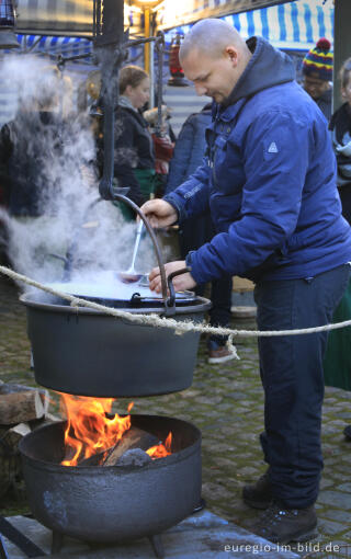 Auf dem Weihnachtsmarkt in Kronenburg bei Dahlem