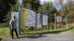 Ausschilderung des Vennbahn-Radweg an einem Knotenpunkt beim Bahnhof Konzen