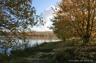 Blausteinsee mit Kraftwerk Weisweiler