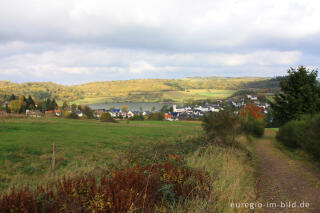 Blick vom Eifelsteig auf das Schalkenmehrener Maarmit Schalkenmehren