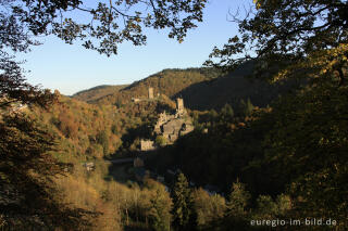 Blick vom Lieserpfad / Eifelsteig auf die Oberburg und Niederburg, Manderscheid