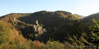 Blick vom Lieserpfad / Eifelsteig auf die Oberburg und Niederburg, Manderscheid