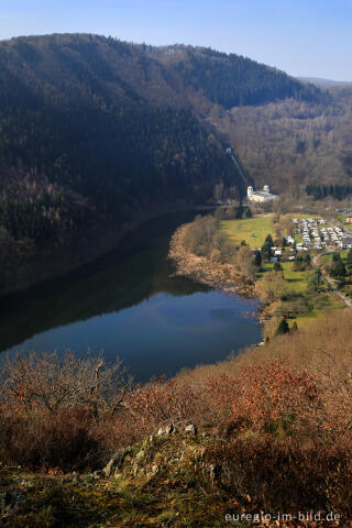 Blick vom Meuchelberg auf das Kraftwerk Heimbach und das Staubecken Heimbach 