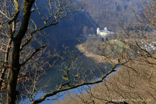 Blick vom Meuchelberg auf das Kraftwerk Heimbach und das Staubecken Heimbach 