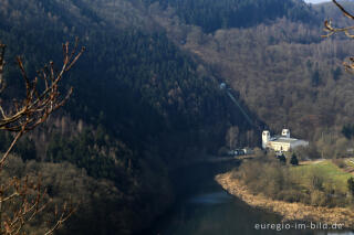 Blick vom Meuchelberg auf das Kraftwerk Heimbach und das Staubecken Heimbach 