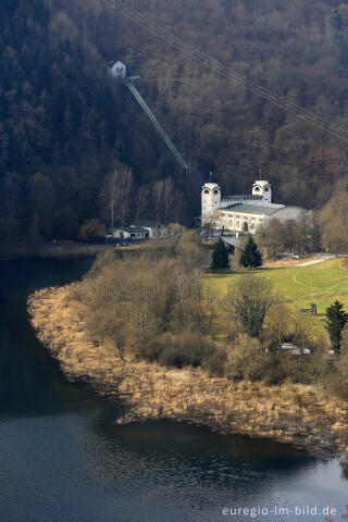 Blick vom Meuchelberg auf das Kraftwerk Heimbach und das Staubecken Heimbach 