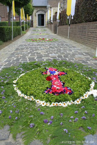 Blumenschmuck in Wahlwiller anlässlich der "Bronk-Prozession"