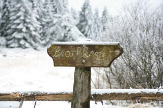 Brachkopf, Hinweisschild