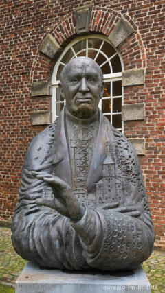 Bronzestatue des langjährigen Abteileiters Magister Jos Stassen im Innenhof der Abtei