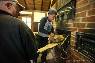 Brotbacken im Backes in Erkensruhr