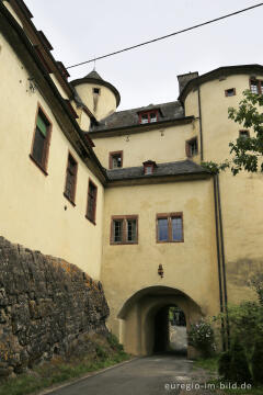 Burg Neuerburg, Torburg mit Durchfahrt und Flankierungsturm