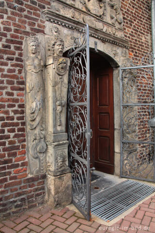 Das Renaissanceportal  der Kirche St. Heinrich in Aachen-Horbach