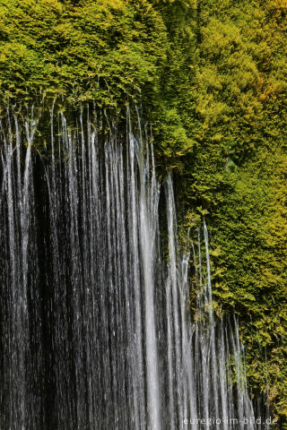 Der Dreimühlen-Wasserfall in der Eifel bei Üxheim Ahütte