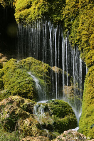 Der Dreimühlen-Wasserfall in der Eifel bei Üxheim Ahütte