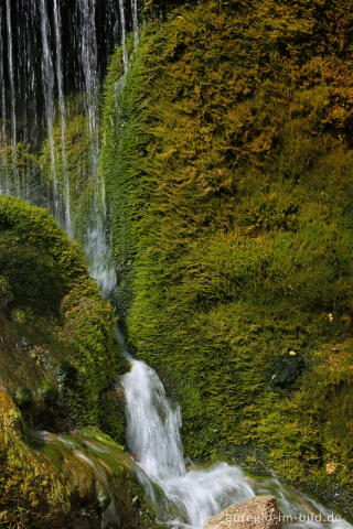 Der Dreimühlen-Wasserfall in der Eifel bei Üxheim Ahütte