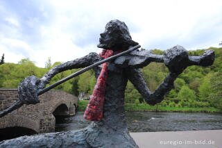 Der Geigenspieler an der Brücke Über Rur in Heimbach