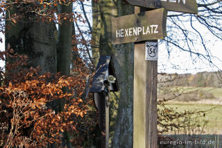 Der "Hexenplatz" zwischen Simmerath und Konzen mit Kreuz im Hintergrund