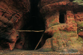 Die Klausenhöhle am Berg "Die Hochburg", Südeifel bei Butzweiler