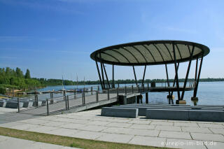 Die Seetribüne beim Blausteinsee