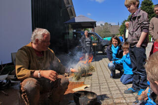 Ein Feuer entzünden (9): Innerhalb von kurzer Zeit ist das Feuer entfacht