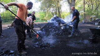 Ernte der Holzkohle des Kohlenmeilers von Düttling bei Heimbach