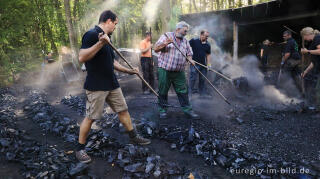 Ernte der Holzkohle des Kohlenmeilers von Düttling bei Heimbach