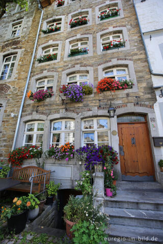 Fenster mit Blaustein-Umrandung in Kornelimünster