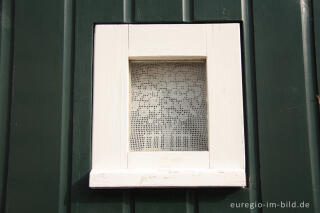 Fenster mit Häkelgardine, Göhltal bei Camerig in Südlimburg