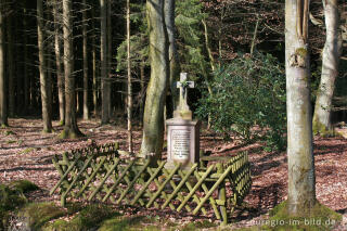 Gedenkstein mit Kreuz bei der Wüstung Reinartzhof, Hohes Venn